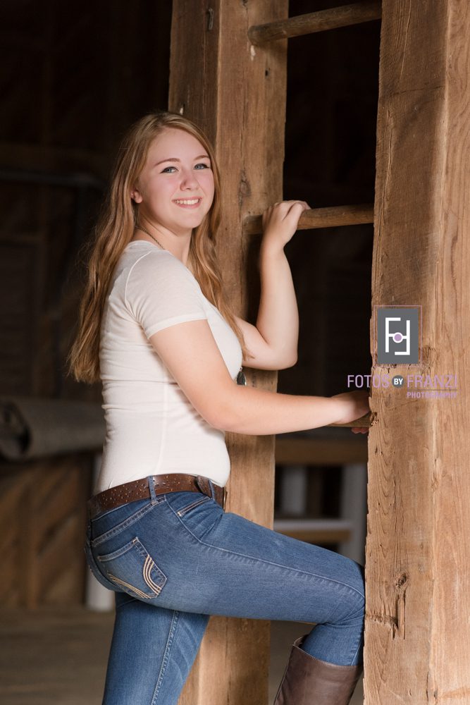 Fall Senior Session | Country Themed Session | Clothing Details | Session Details | Fotos by Franzi Photography